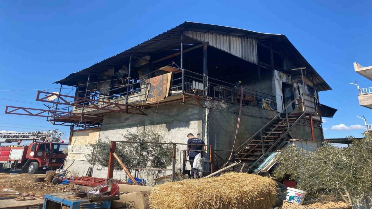 Kızını alevlerin arasında gören baba, onu son anda kurtardı