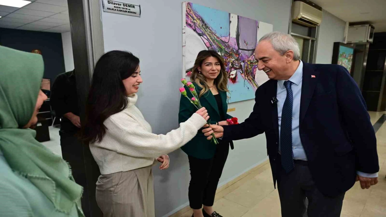 Kocagözden belediyenin emekçi kadınlarına karanfil