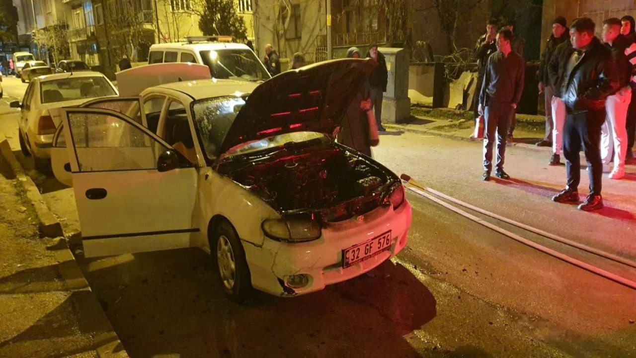 Kontağı çevirdiği esnada biranda alev araç itfaiye ekiplerince söndürüldü