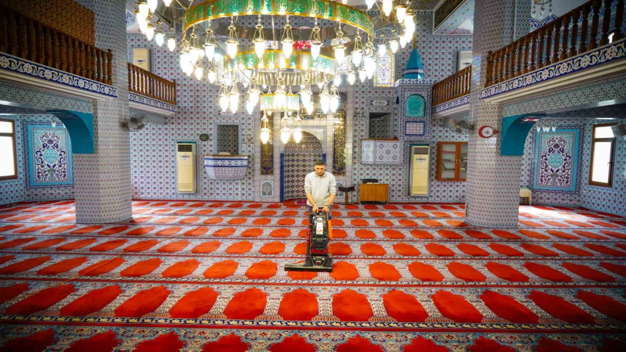 Konyaaltında camilerde bayram temizliği