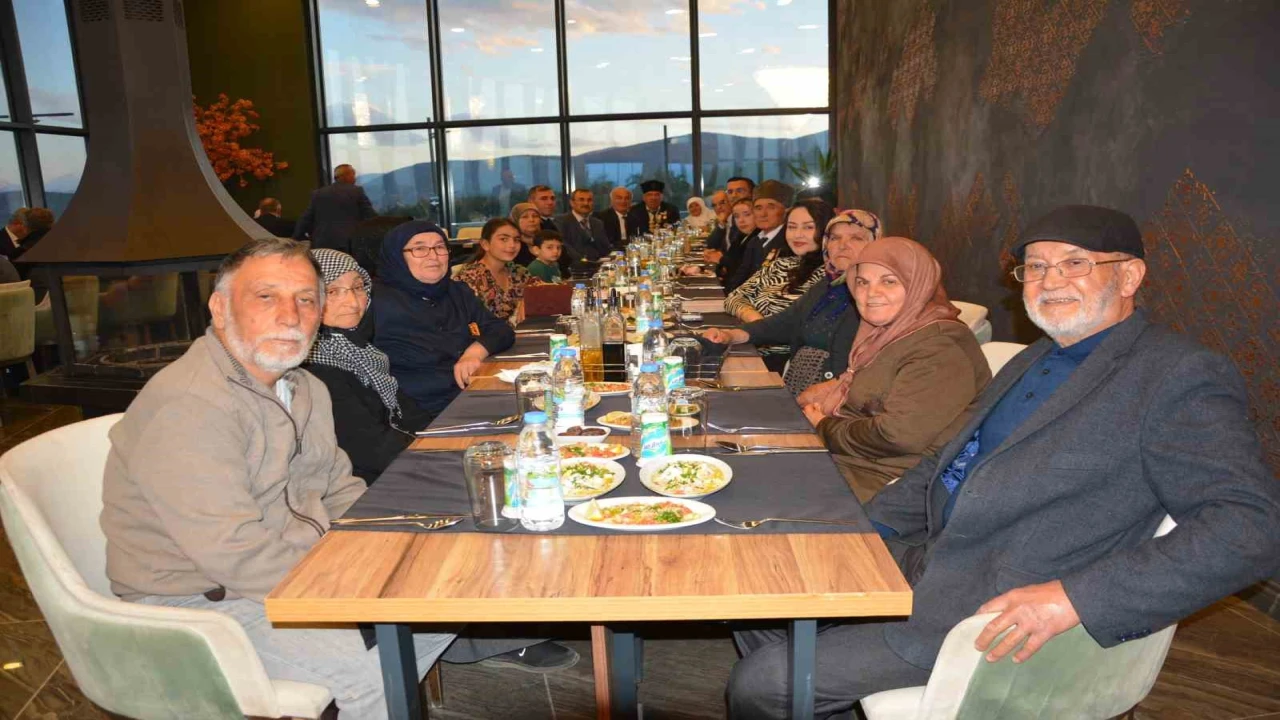 Korkuteli Kaymakamlığı, şehit aileleri ile Kıbrıs gazileri ve yakınlarını iftarda ağırladı