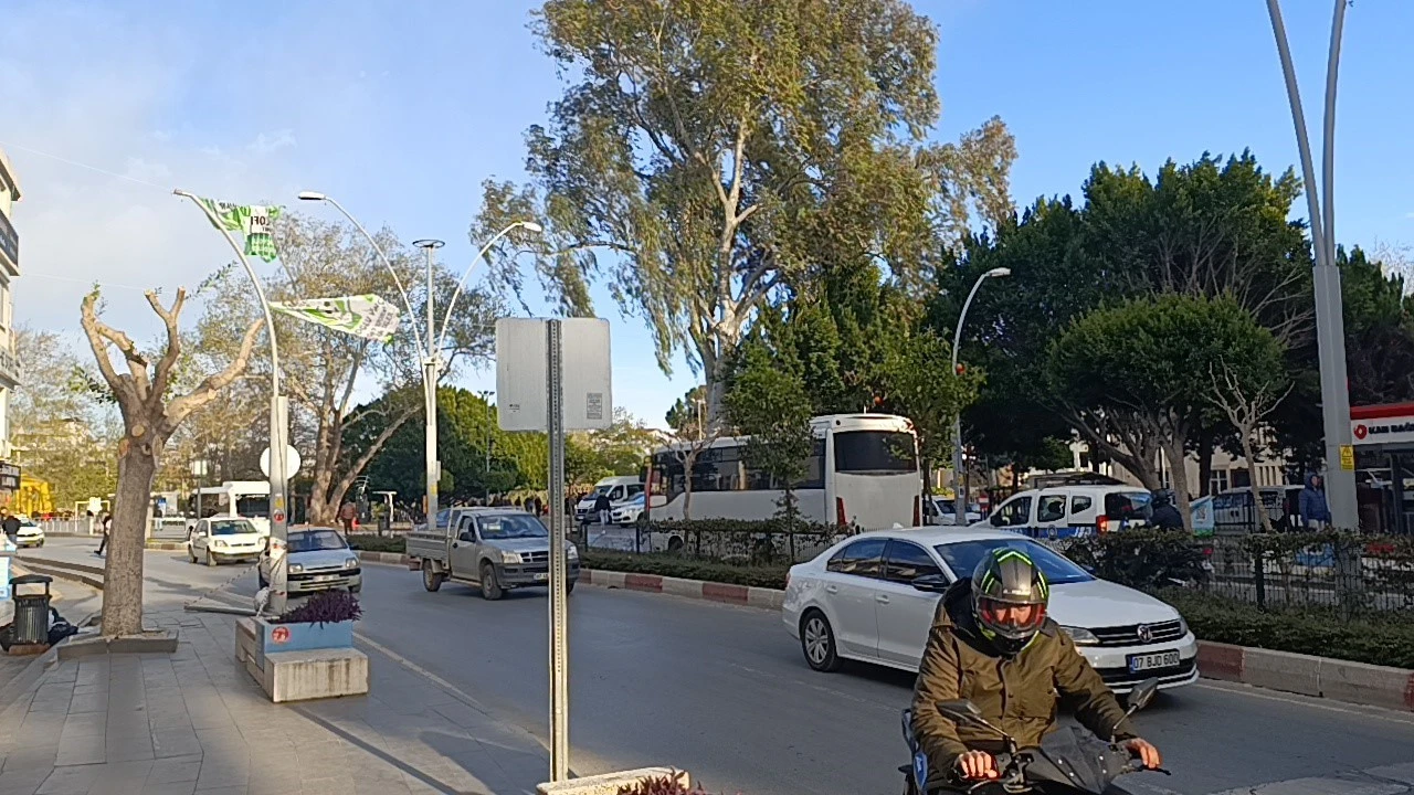 Manavgatta bayraklar aydınlatma direğini devirdi, araçlar zarar gördü