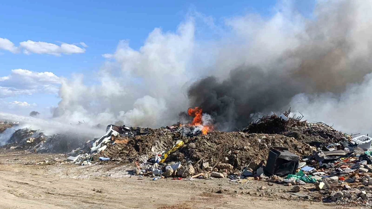 Manavgatta yol kenarındaki moloz yangını itfaiye ekiplerince söndürüldü