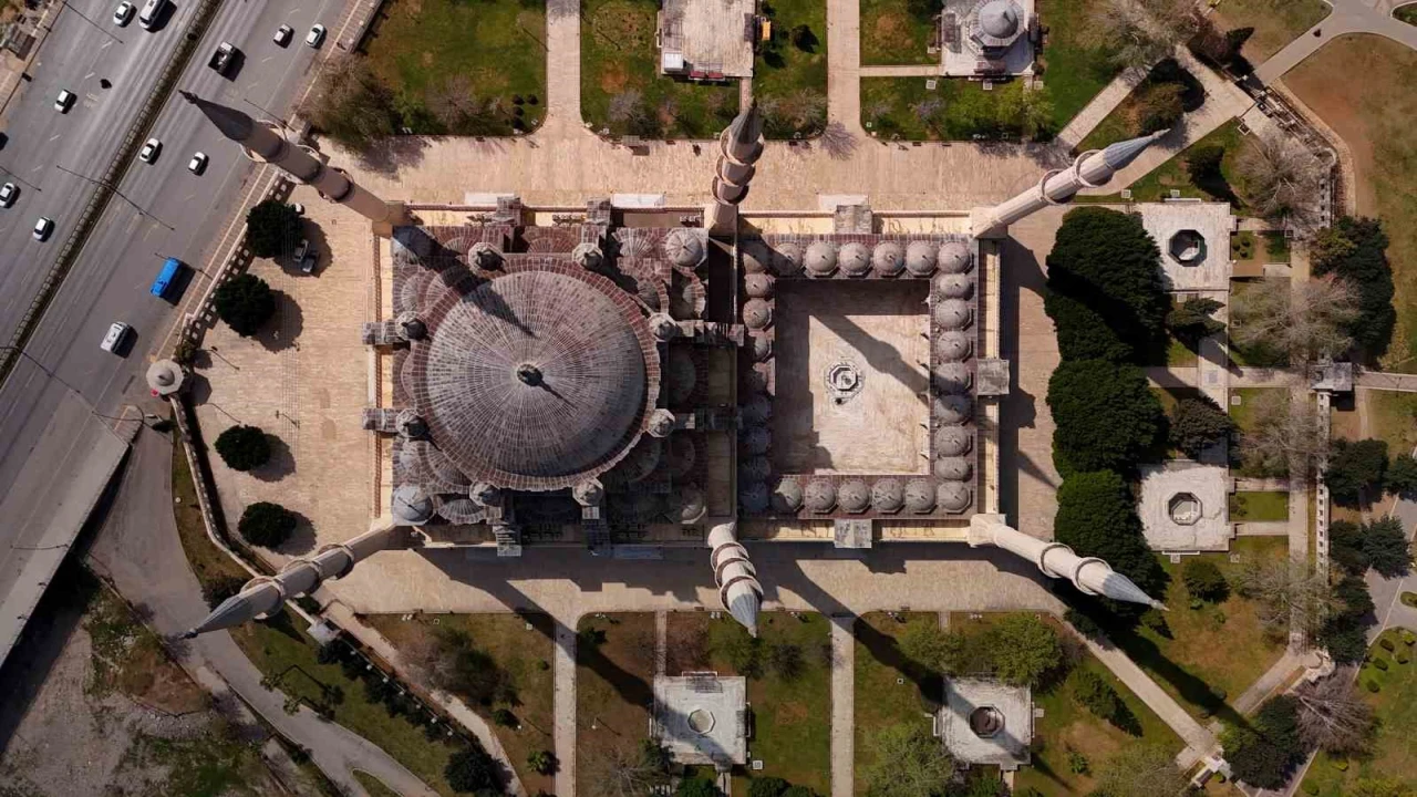 Merkez Camii, ihtişamı ve şifreleriyle dikkat çekiyor