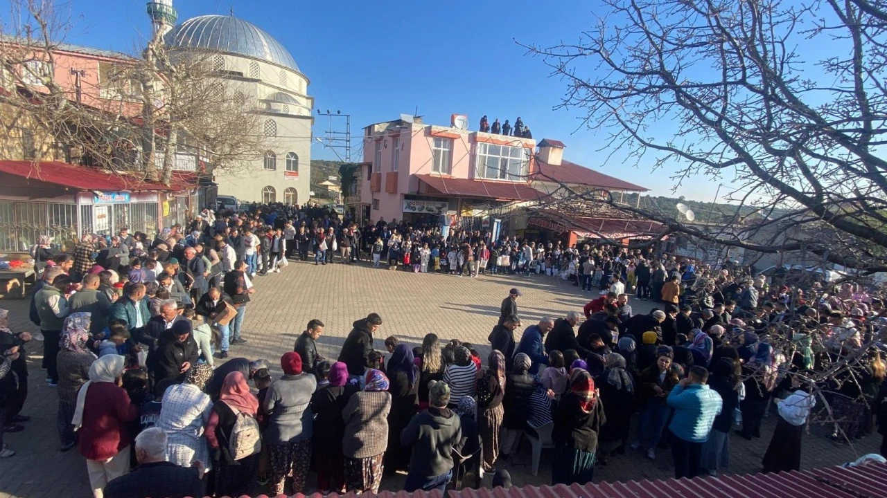 Mersin Erdemlide mahalleli meydanda bayramlaştı