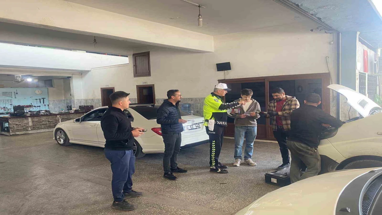 Mersin polisi esnaf ve şoförleri bilgilendirdi