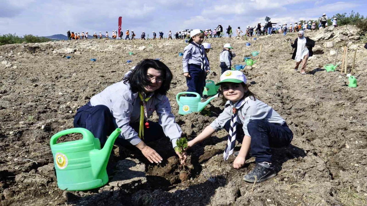 Mersin Valisi Toros, çocuklarla fidan dikti
