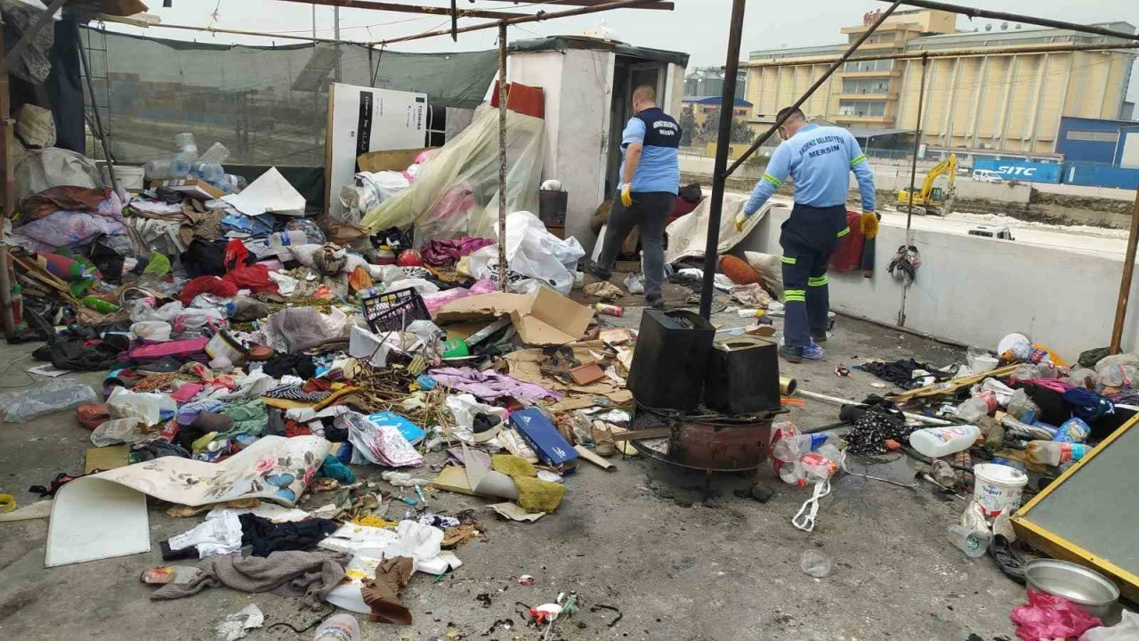 Mersinde bir evden 5 kamyon çöp çıkarıldı