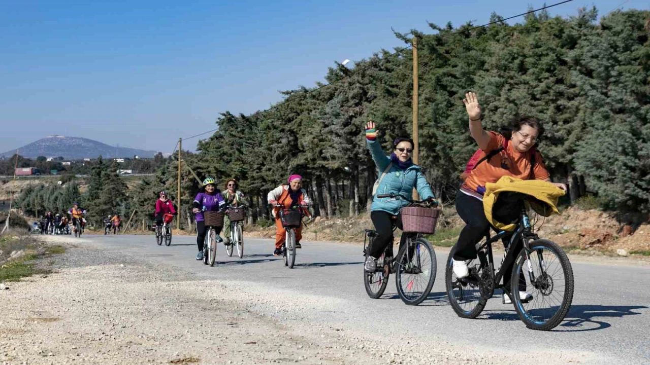 Mersinde bisikletli kadınlar pedalları çeviriyoruz etkinliğinde buluştu