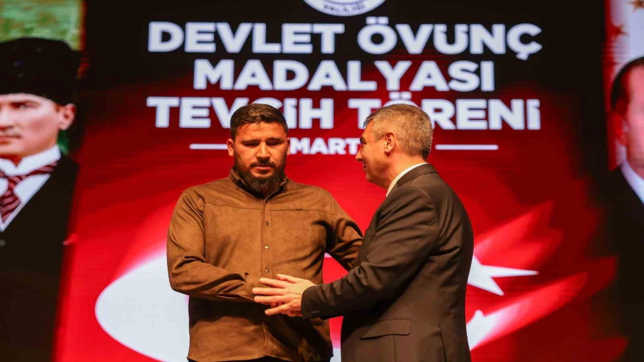Mersinde Devlet Övünç Madalyası ve Beratı tevcih töreni