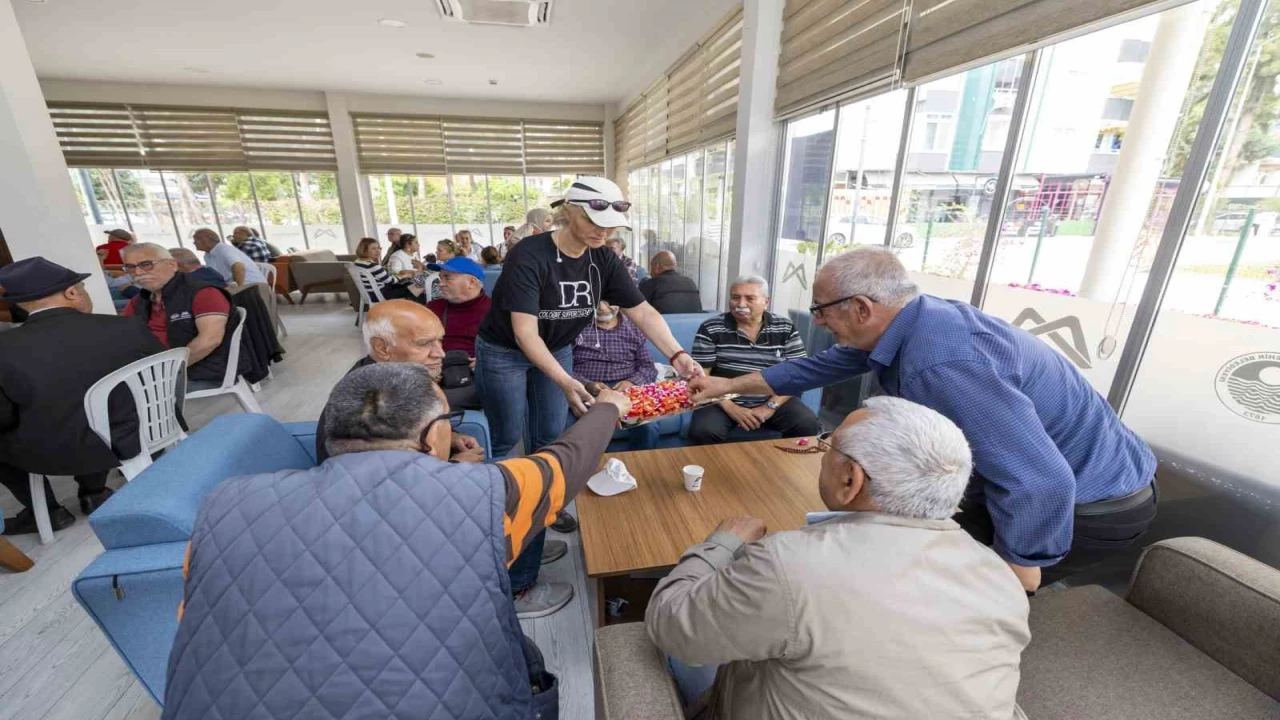 Mersinde Emekli Evi üyeleri bayramlaştı