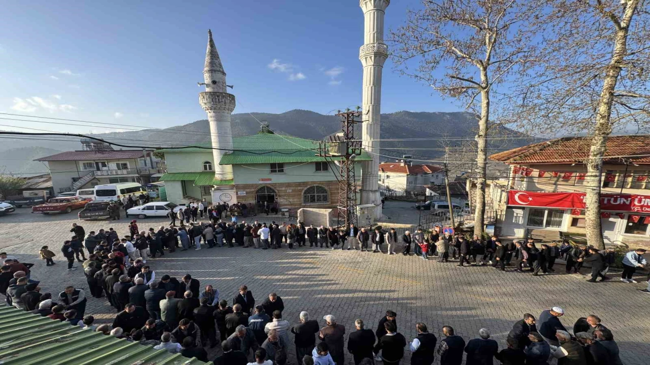 Mersinde gelenek sürüyor, bayramlaşmak için kuyruk oluşturdular