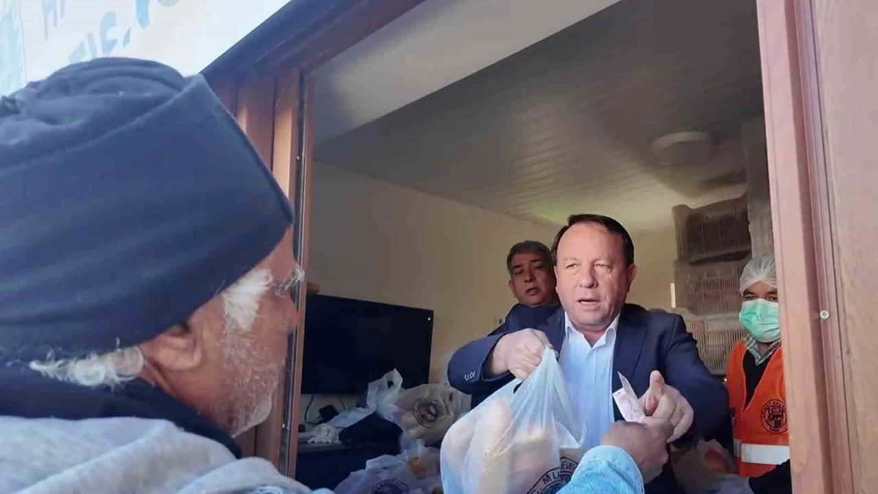 Mersinde Halk Ekmek Büfesinde Ramazan ayı boyunca ekmek 2.5 lira