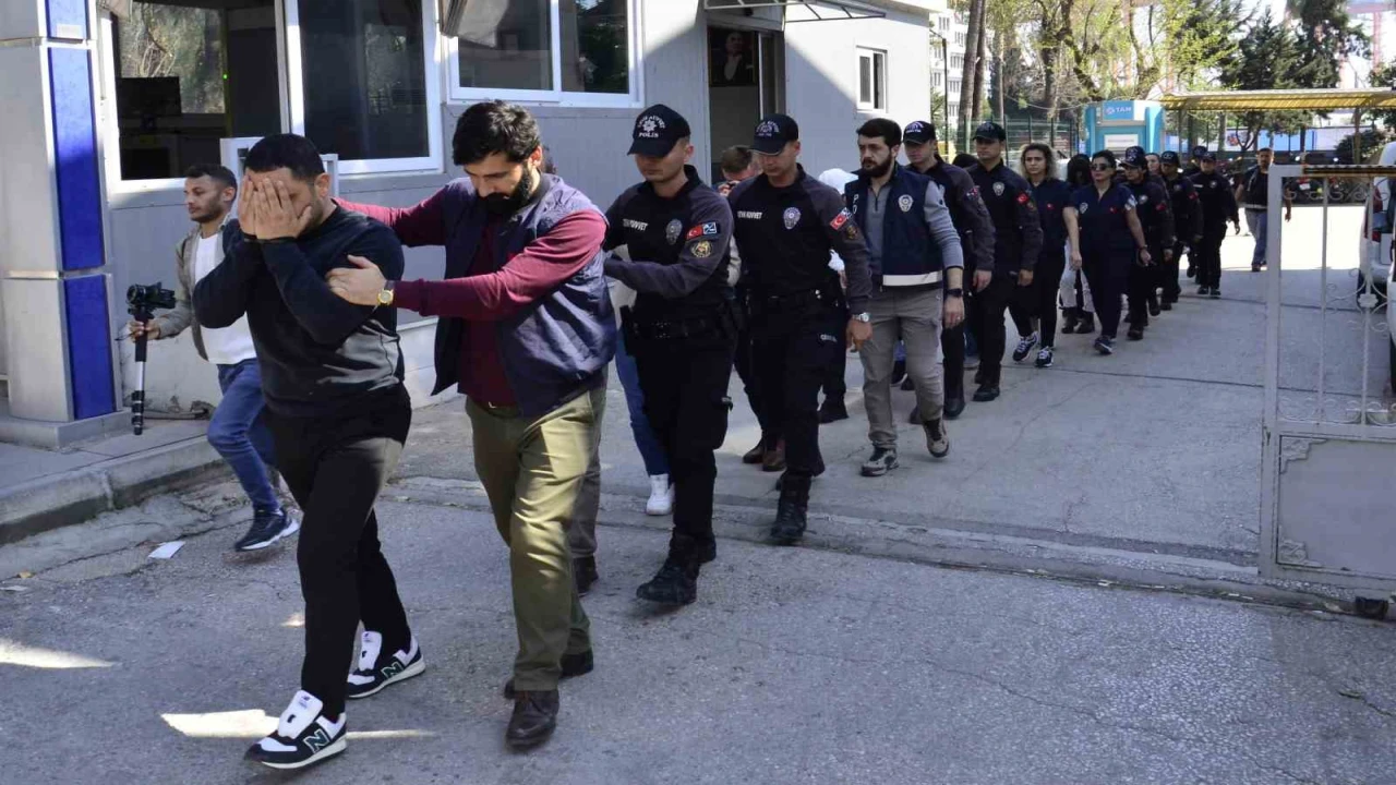 Mersinde müşterilerini 120 milyon lira dolandırdığı iddia edilen kuyumcu İstanbul Havalimanında yakalandı