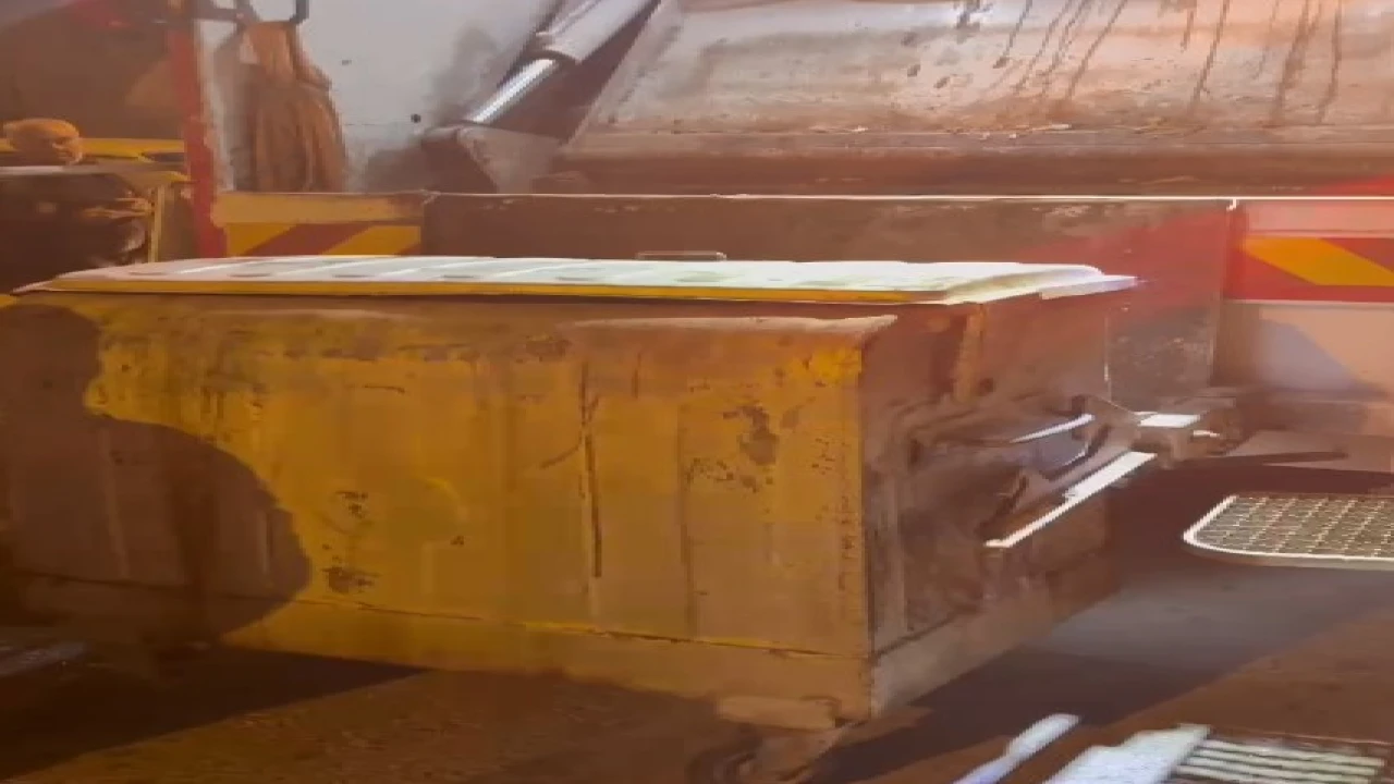 Mersinde talihsiz kaza: Çöp aracı ile konteyner arasında eli sıkıştı