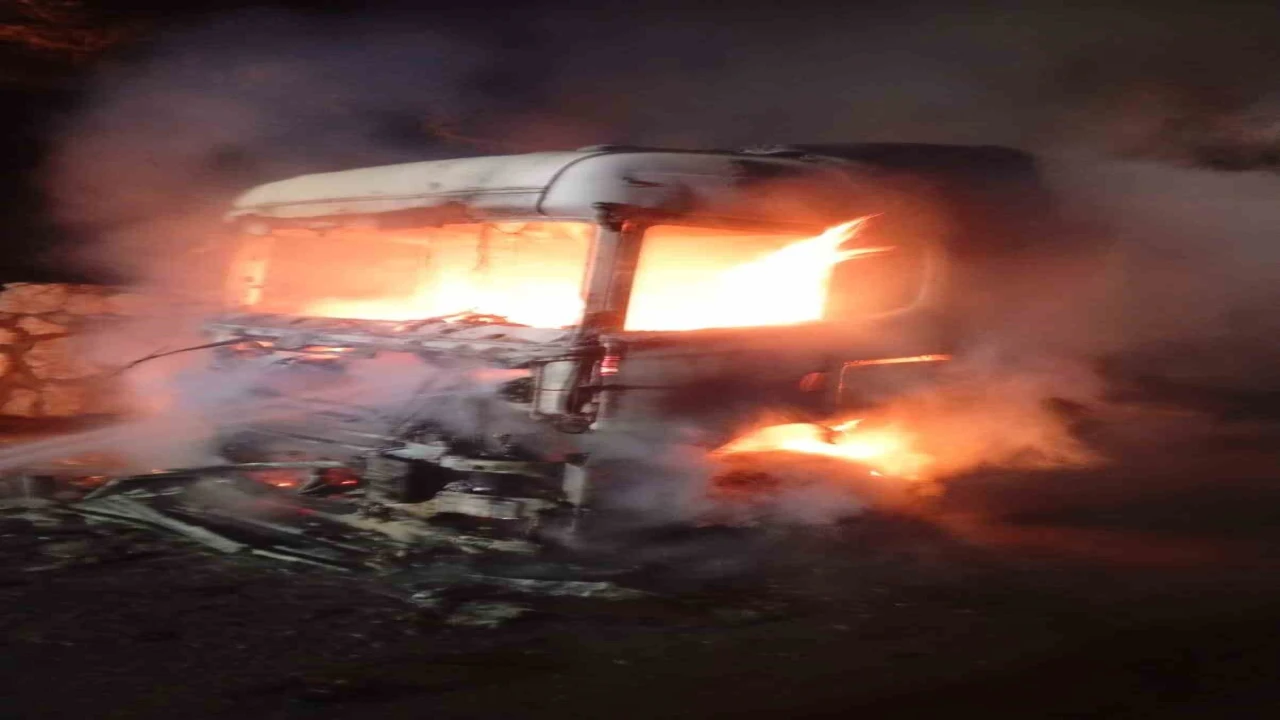 Mersinde yanan tır kullanılamaz hale geldi