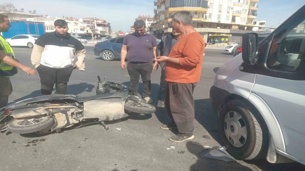 Minibüs ile çarpışan motosikletin sürücüsü yaralandı