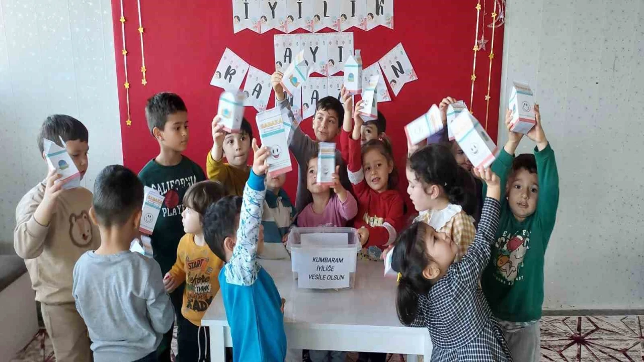 Minikler kumbarada iyilik biriktirdi