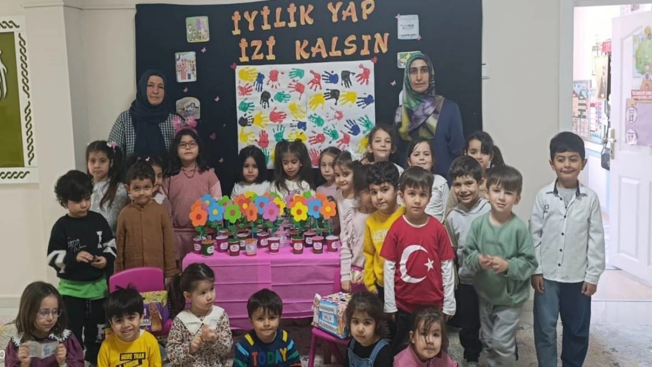 Minikler kumbaralarını Filistin için açtı