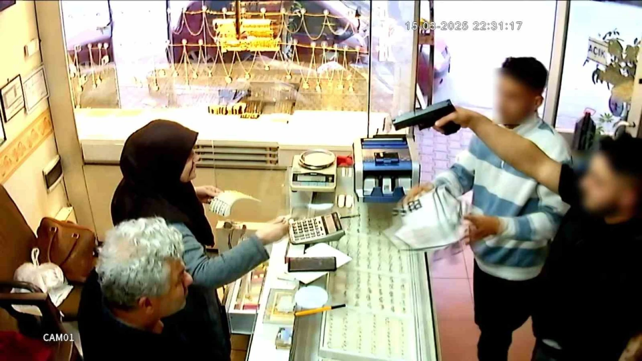 O anlar kamerada: Silahla kuyumcu soymak istediler, korkup kaçtılar