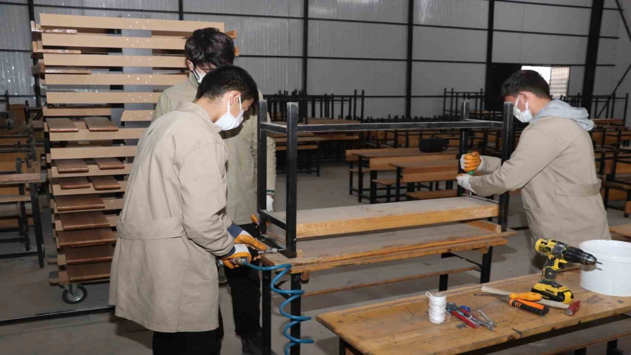 Öğrenciler, yeniliyor sıralar okullara dönüyor