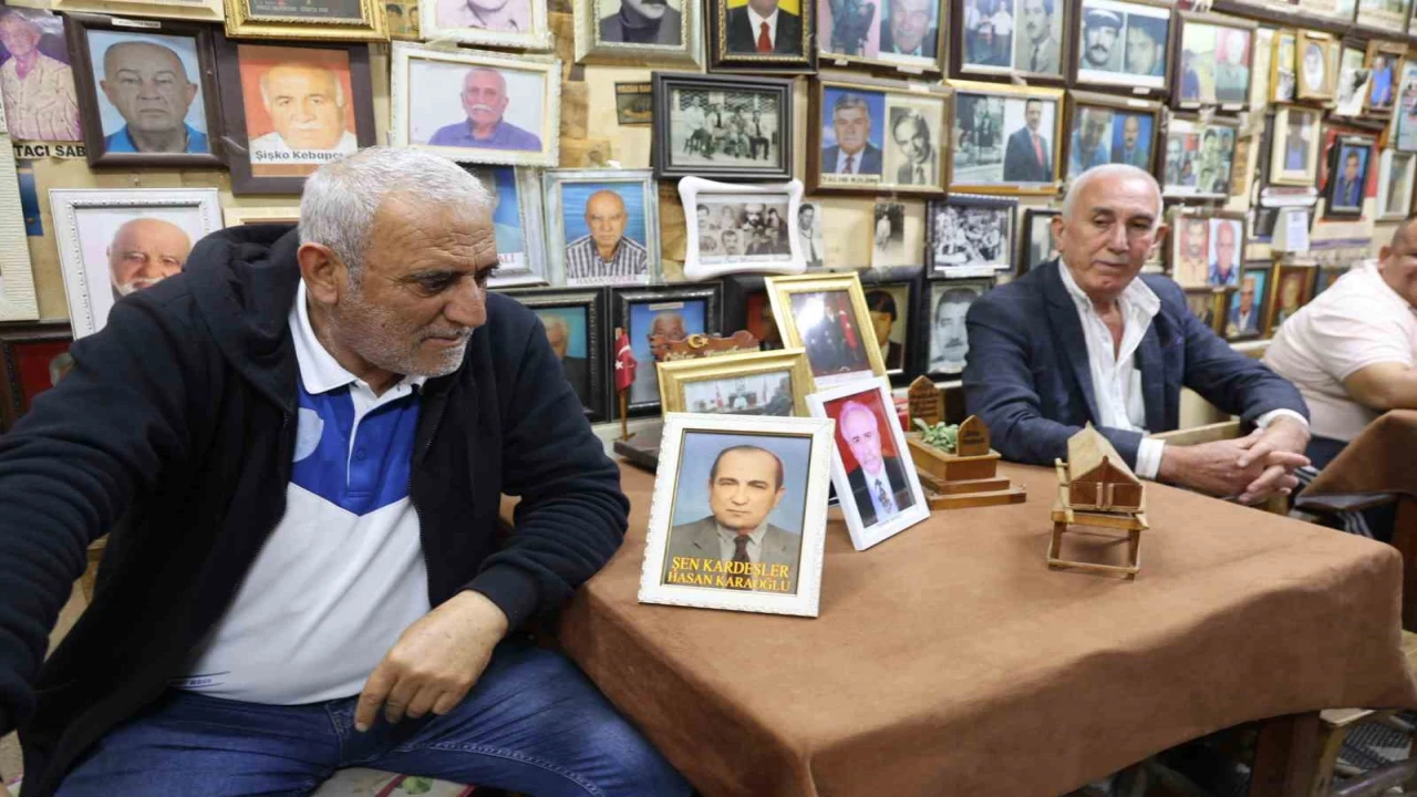 Ölüler kıraathanesinde bayram geleneği bozulmadı