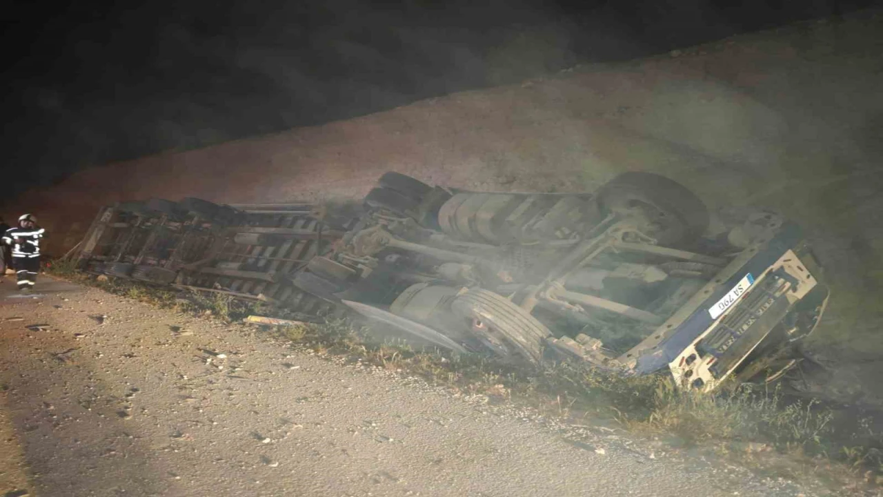 Ölüm virajı yine can aldı: Tır hurdaya döndü, sürücü hayatını kaybetti