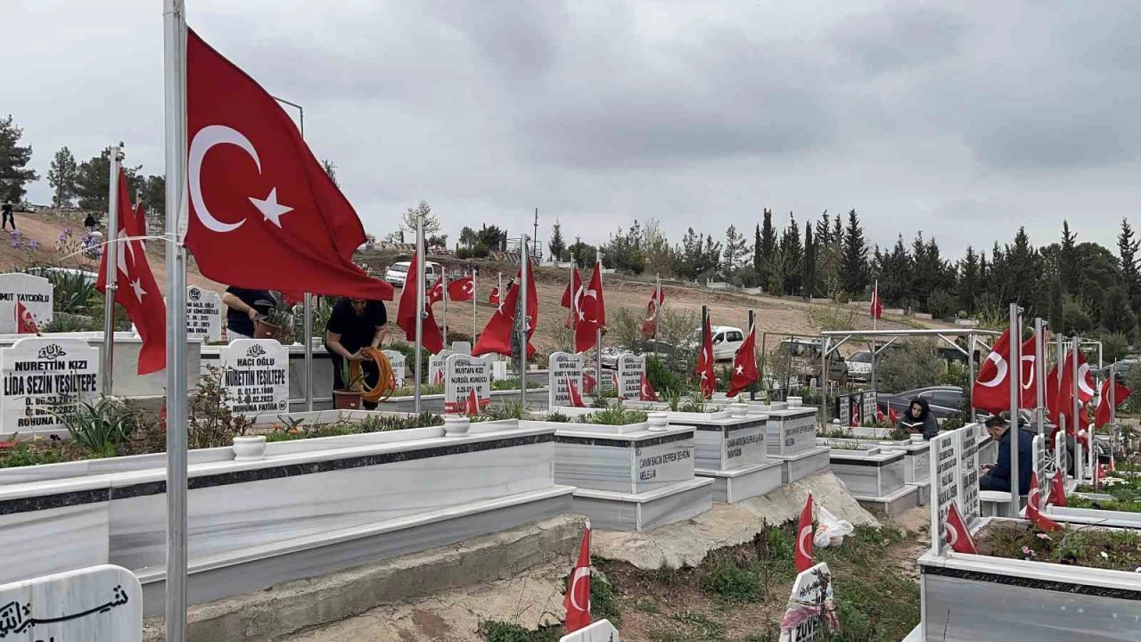 Osmaniyede şehitler ile depremde hayatını kaybedenlerin kabirleri ziyaret edildi