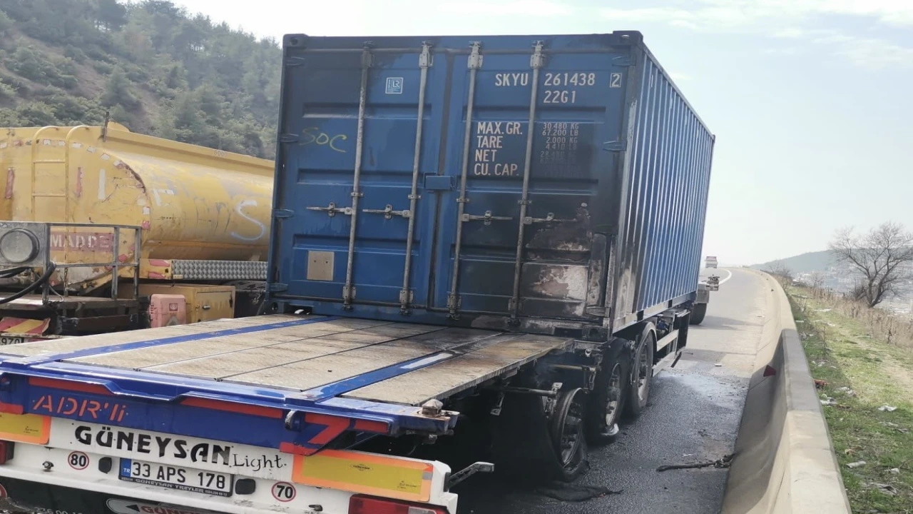 Osmaniyede seyir halindeki tırın dorsesi yandı