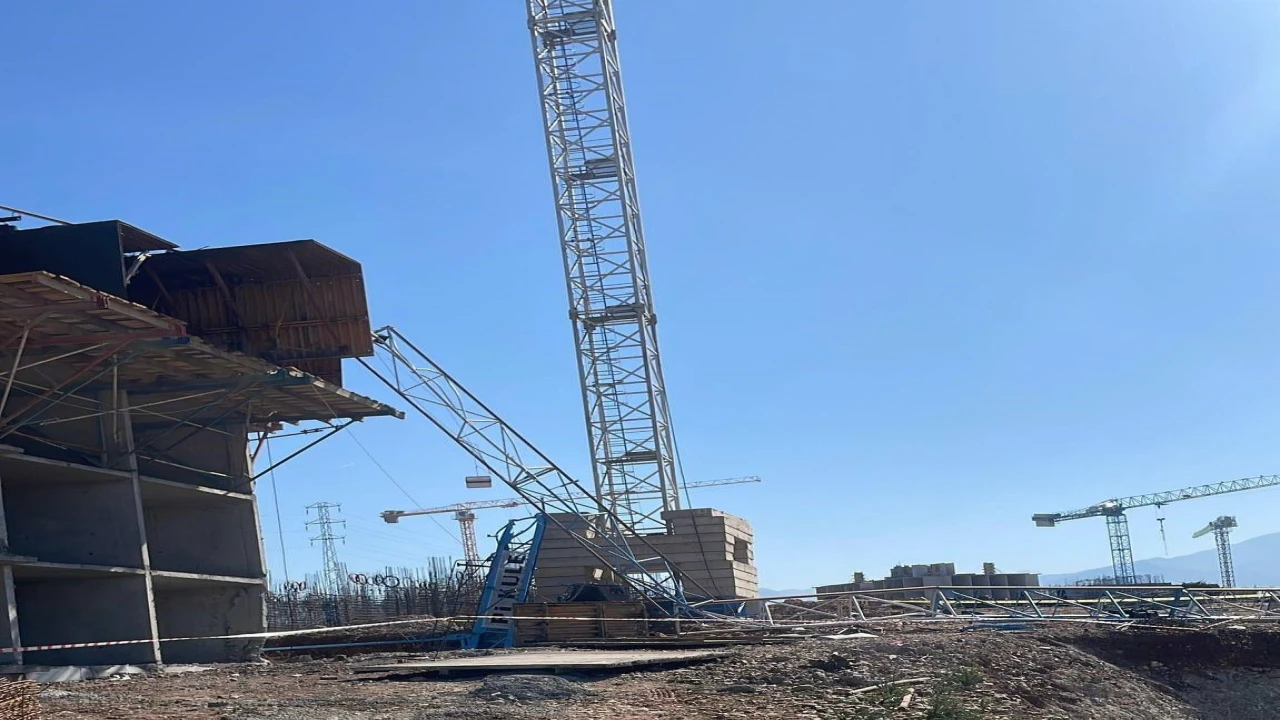 Osmaniyede vinç devrildi: 1 ölü