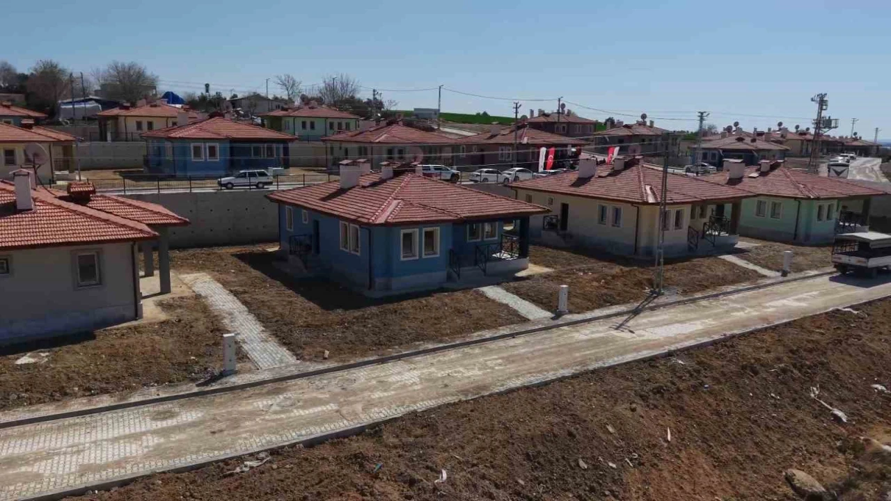 Osmaniyede yapımı tamamlanan 32 köy evinin daha anahtar teslimi yapıldı