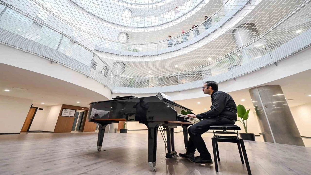Otizmli piyanist, belediye binasında piyano resitali sunuyor