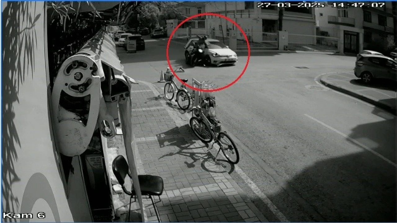 Otomobil ile motosiklet çarpıştı