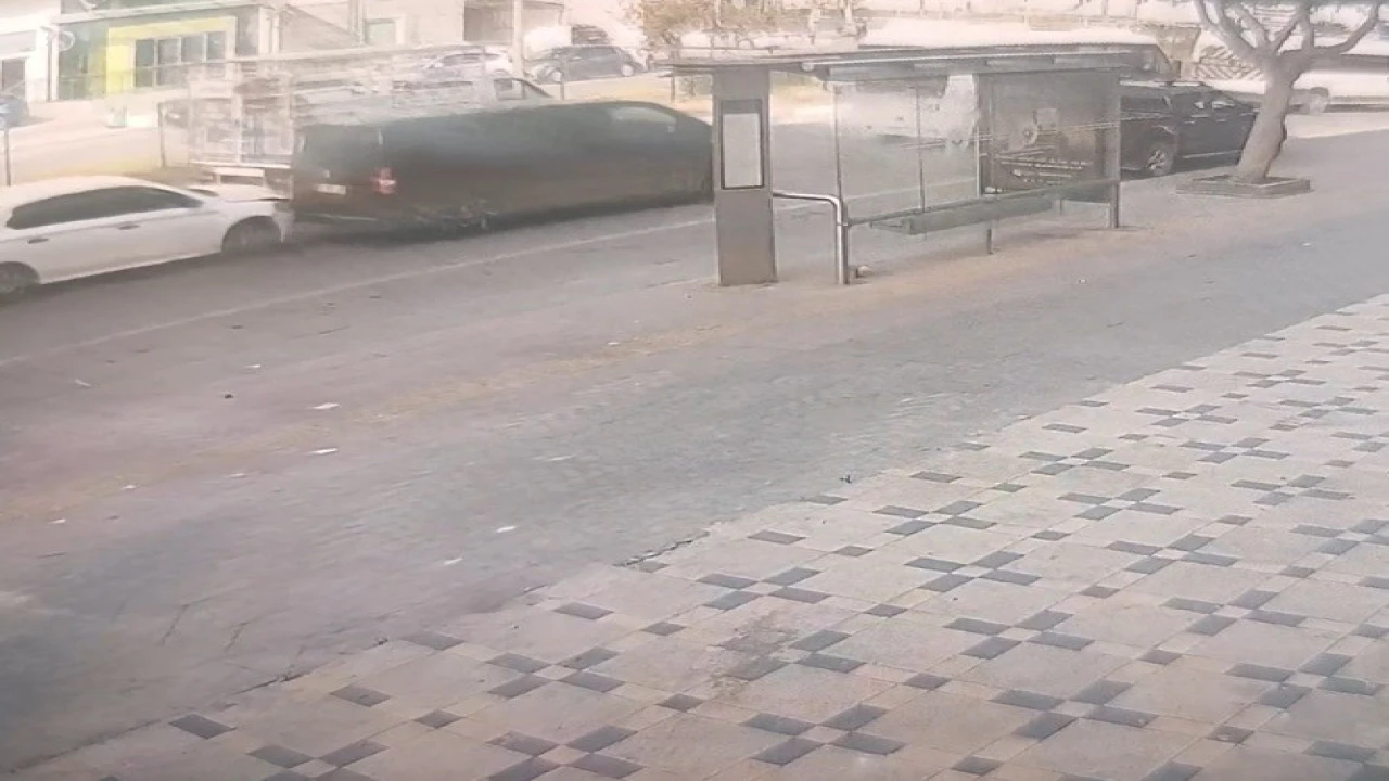 Otomobil, kapalı kasa kamyonete çarptı: 1 yaralı