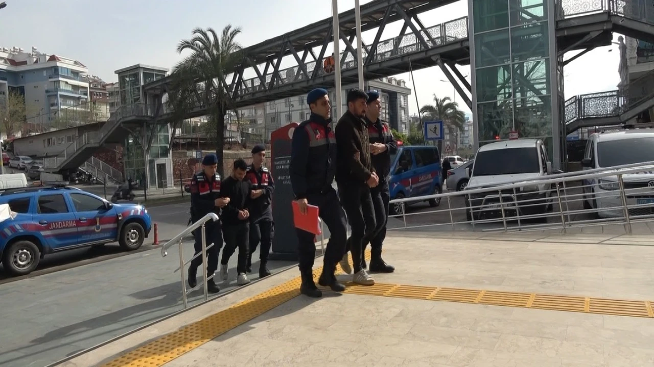 Otomobile asit döktü, hiç olmamış gibi yoluna devam etti