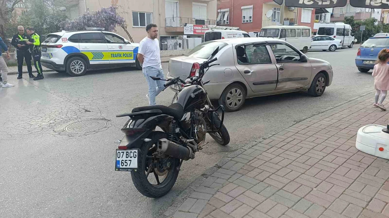 Otomobille çarpışan motosikletin sürücüsü yaralandı