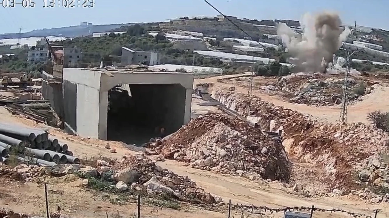 Otoyol şantiyesindeki patlamada kaya parçaları evlere isabet etti: 2 yaralı