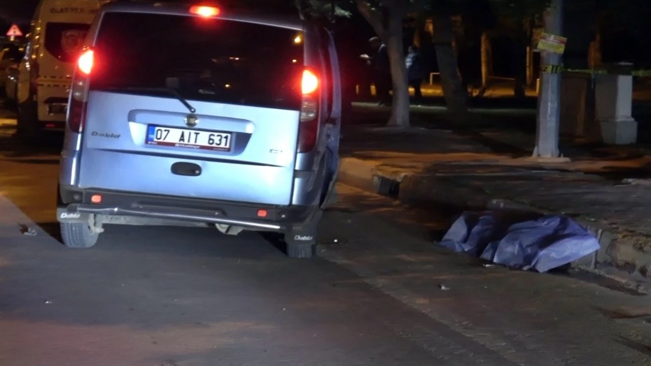 Özel halk otobüsüyle çarpışan araçtan yola fırlayan genç kız hayatını kaybetti