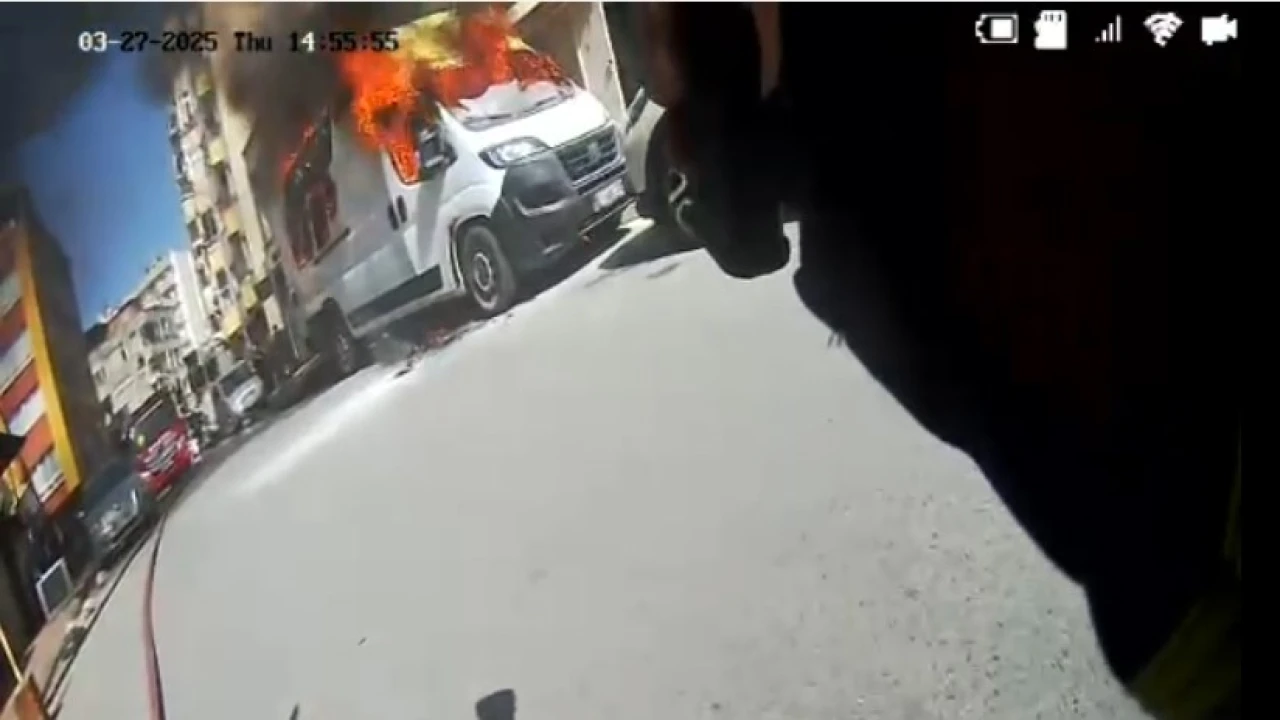 Park halindeki araç alev alev yandı