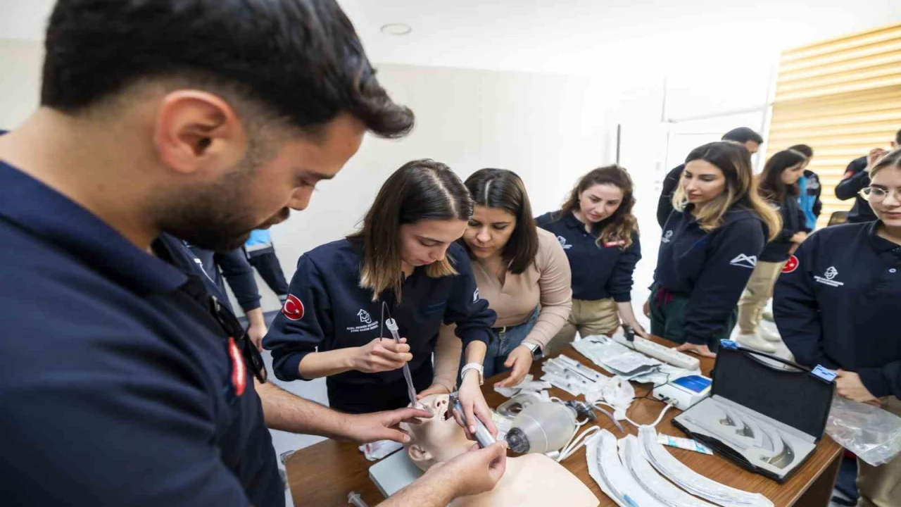 Sağlık personeline ‘Temel Yaşam Desteği ve Entübasyon eğitimi verildi