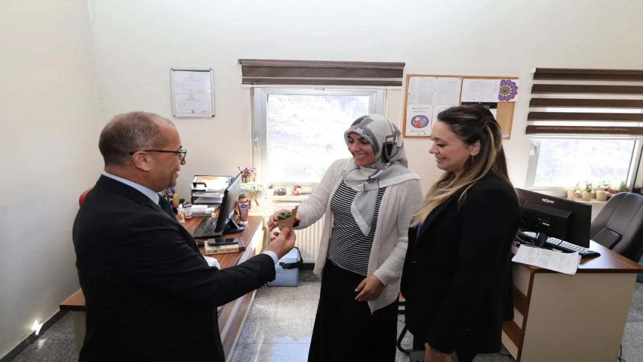 Saimbeyli ve Fekede Kadınlar Günü çiçeklerle kutlandı