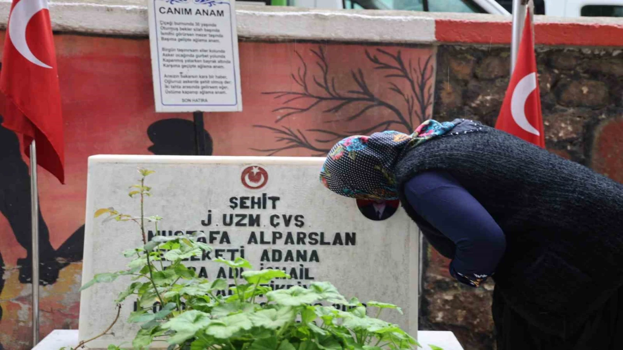 Şehitlikte hüzünlü bayramlaşma: Fotoğraflarını öperek bayramlaştılar