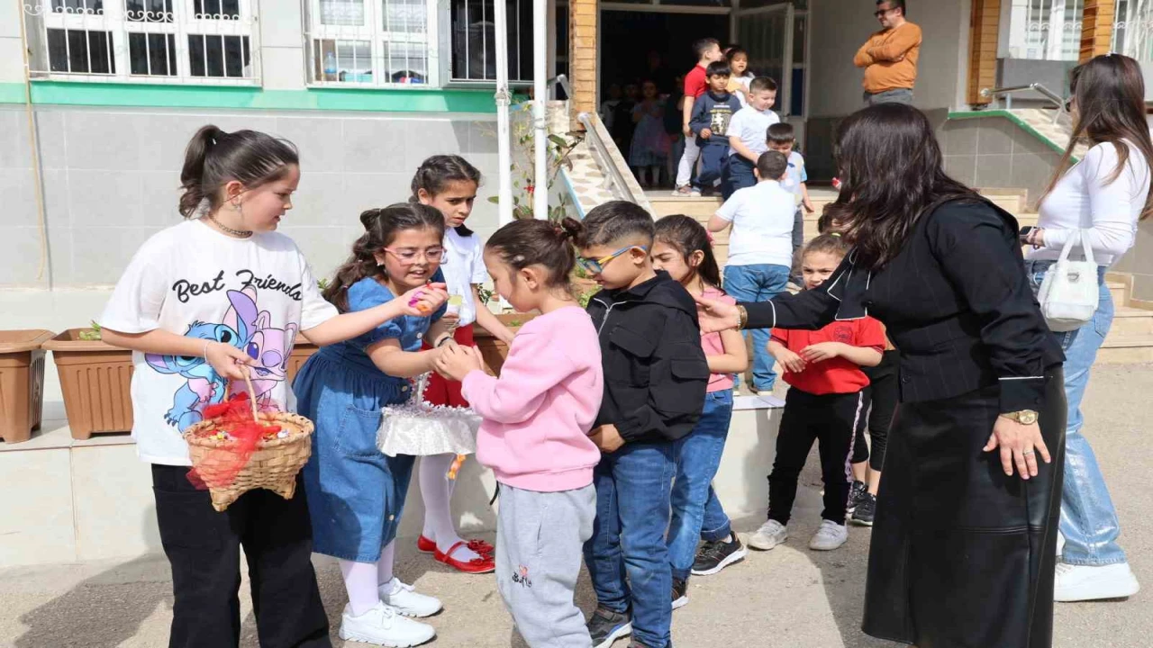 Şenlik gibi bayramlaşma: Bin 200 öğrenci birbiriyle bayramlaştı
