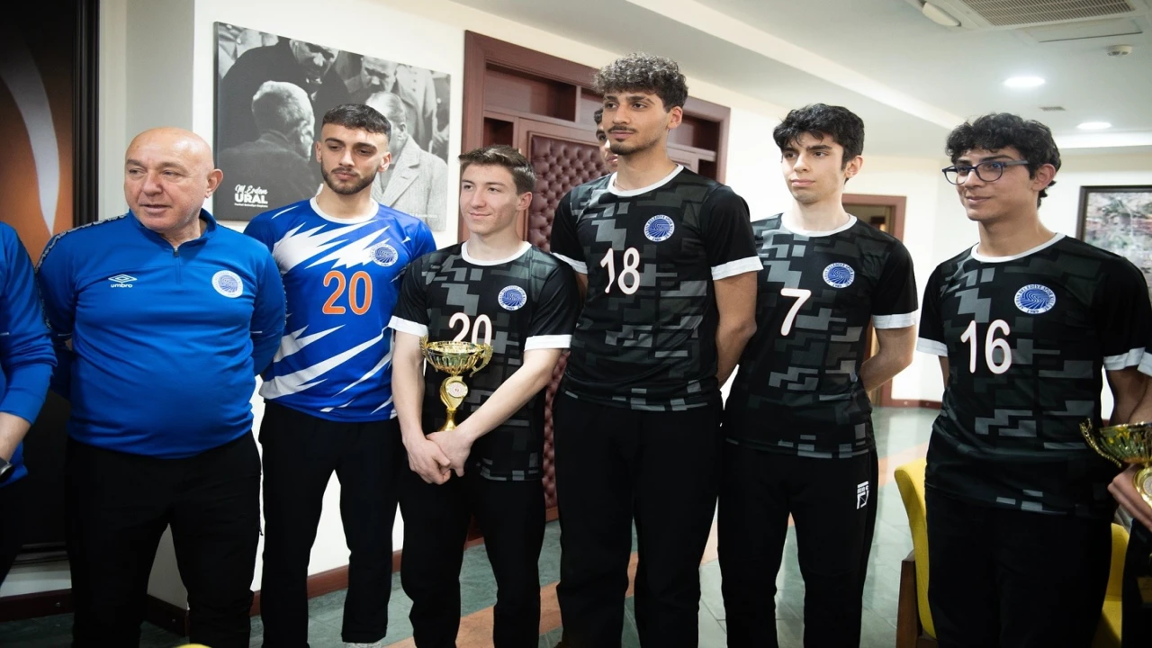 Seyhan Belediyesporlu voleybolculardan Başkan Tekine üç kupa