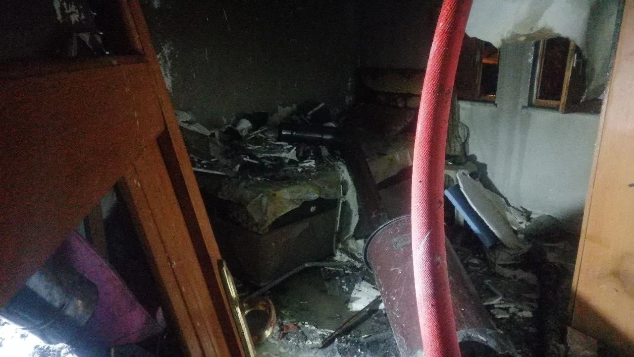 Sobadan çıkan yangın evin bir kısmını küle çevirdi
