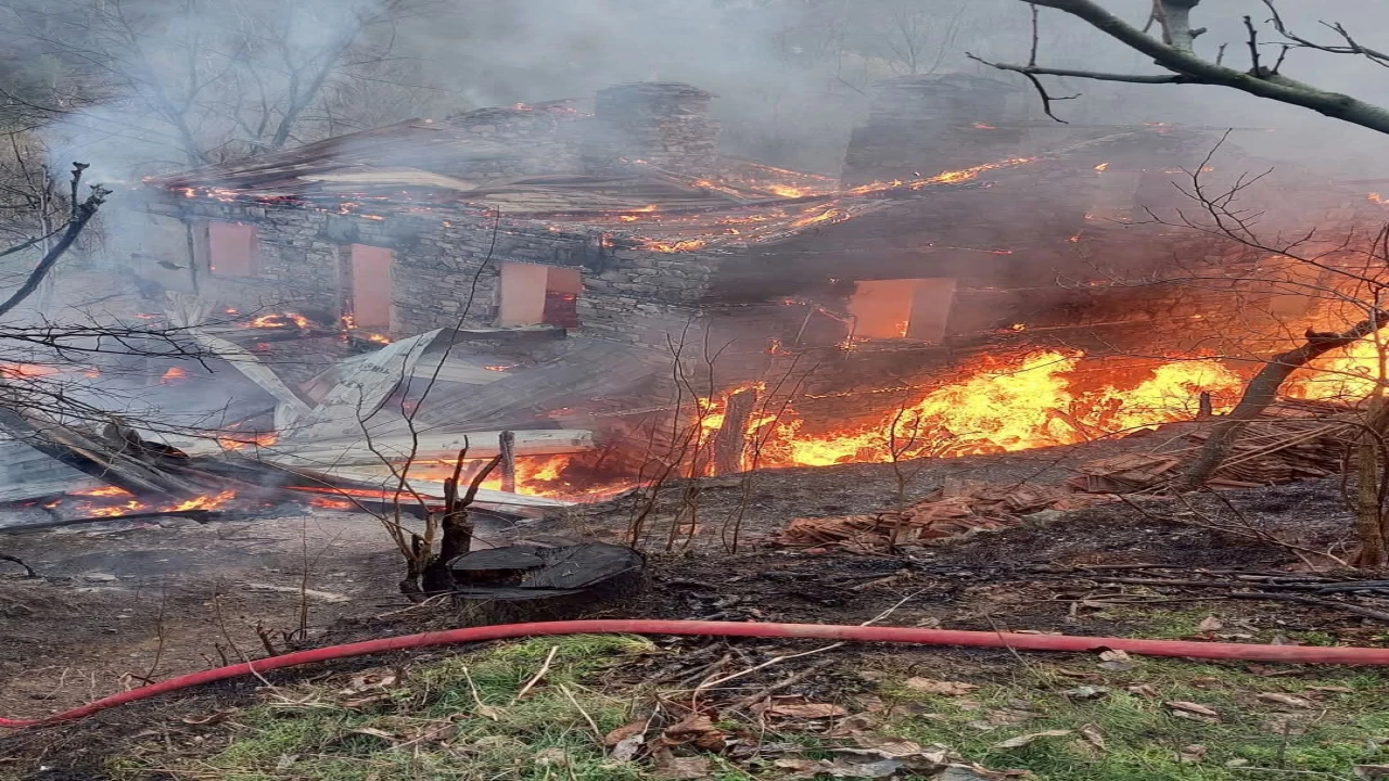 Sütçülerde çıkan ev yangını itfaiye ekiplerince söndürüldü