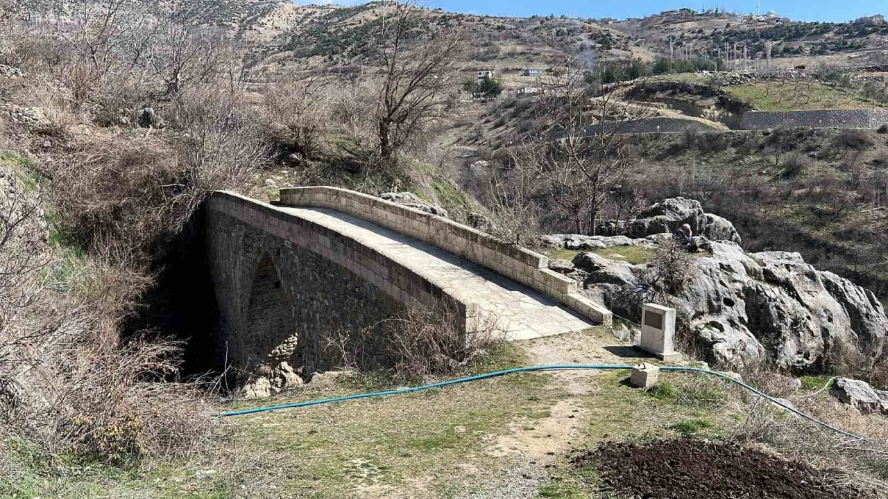 Tarihi köprü 15. yüzyıldan beri ayakta