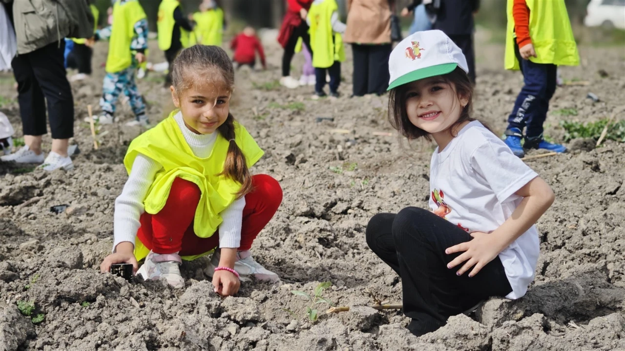 Tarsusta çocuklar okaliptüs fidanlarını toprakla buluşturdu
