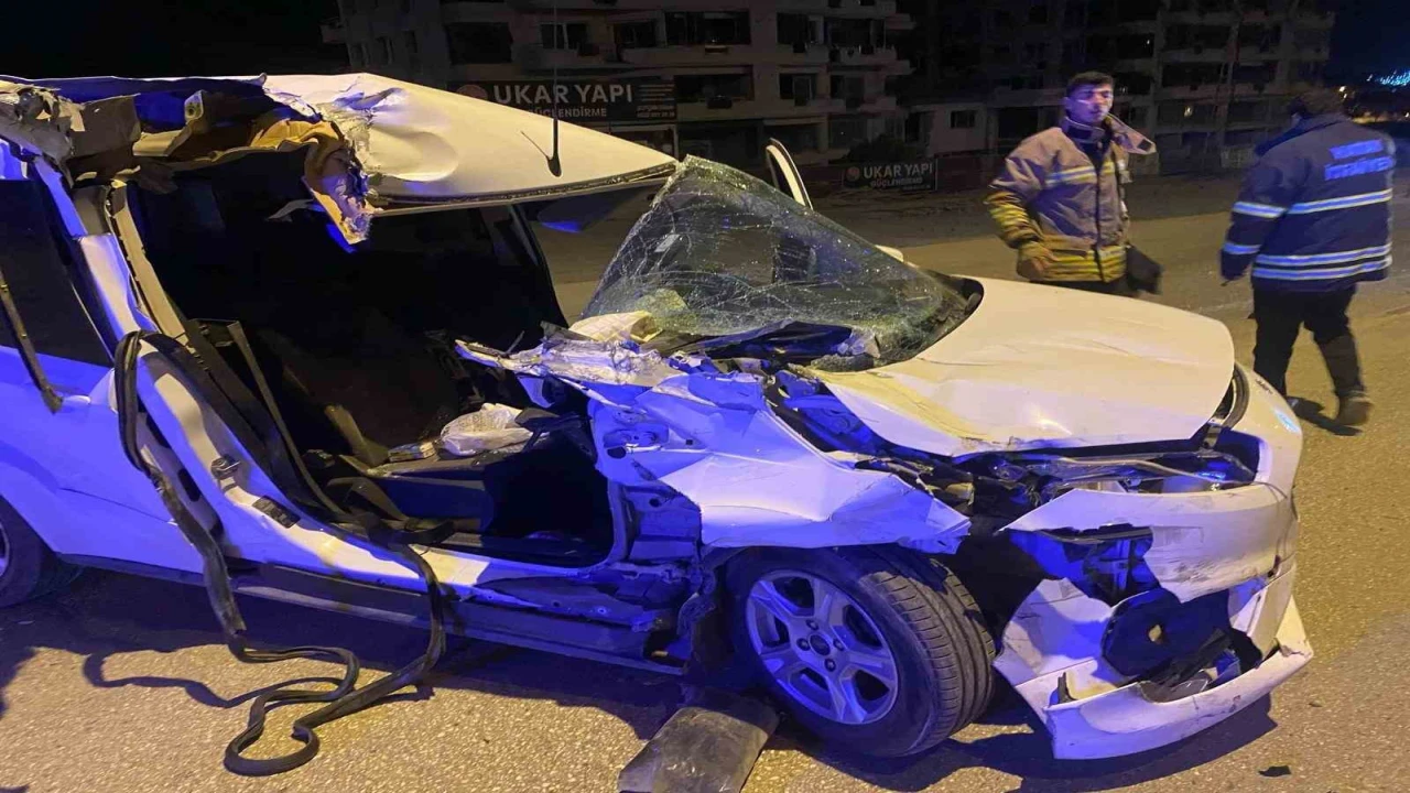 Tırla çarpışan hafif ticari araçtaki 2 kişi yaralandı