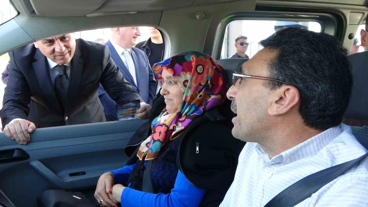Vali Atilla Toros yolcuları tek tek uyardı: Emniyet kemerinizi takın